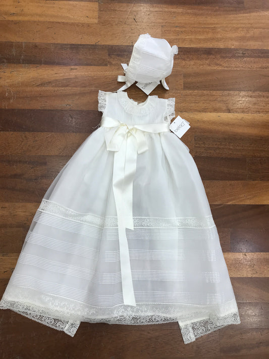 Abito Belan in organza in seta smanicato con pieghe e pizzo ricamato sul davanti e cuffietta coordinata