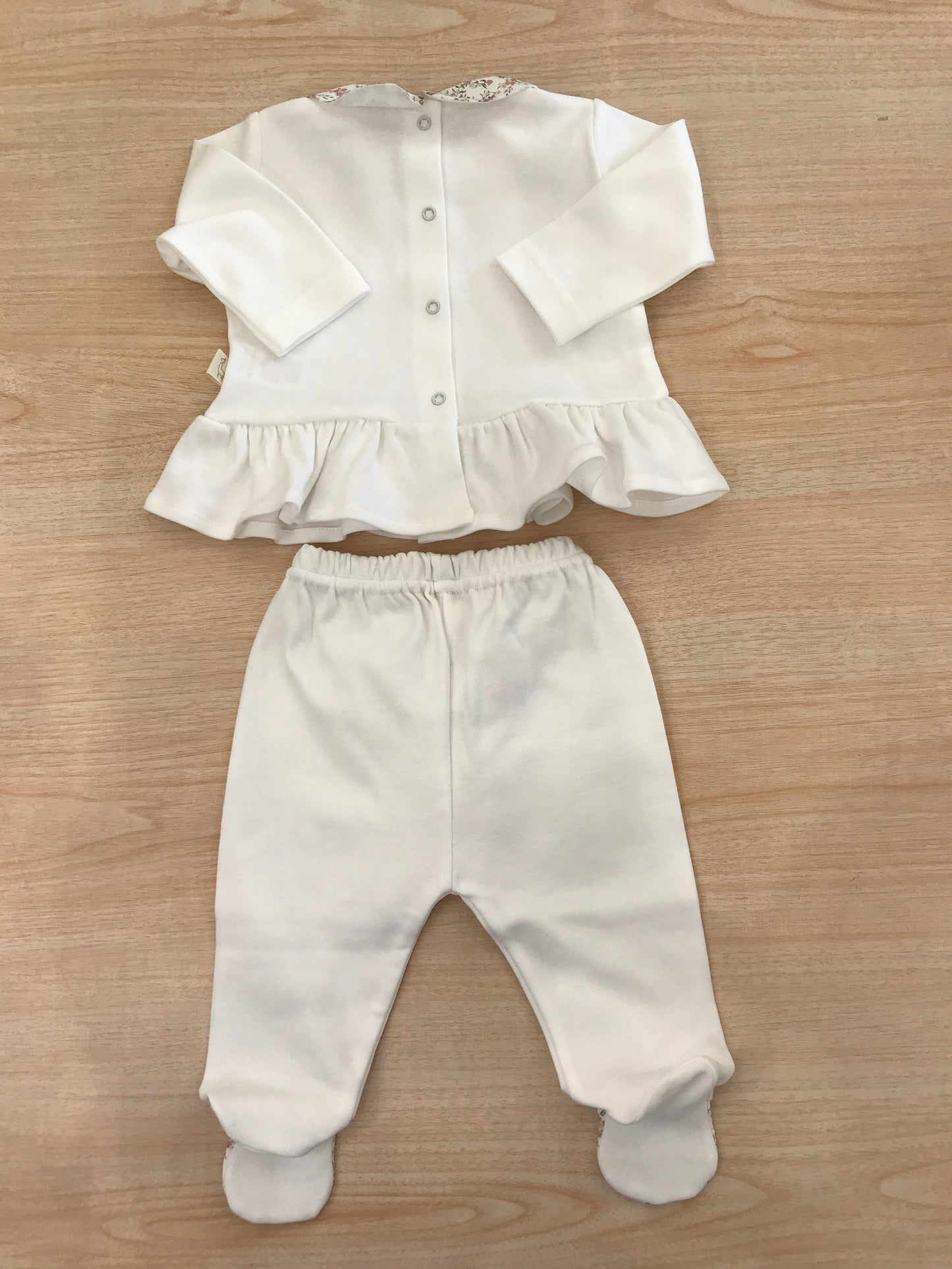 Tutina Baby Gi in cotone due pezzi manica lunga con piedini decorati da fiorellini rusche colletto con fiorellini e fiocchetto laterale in basso