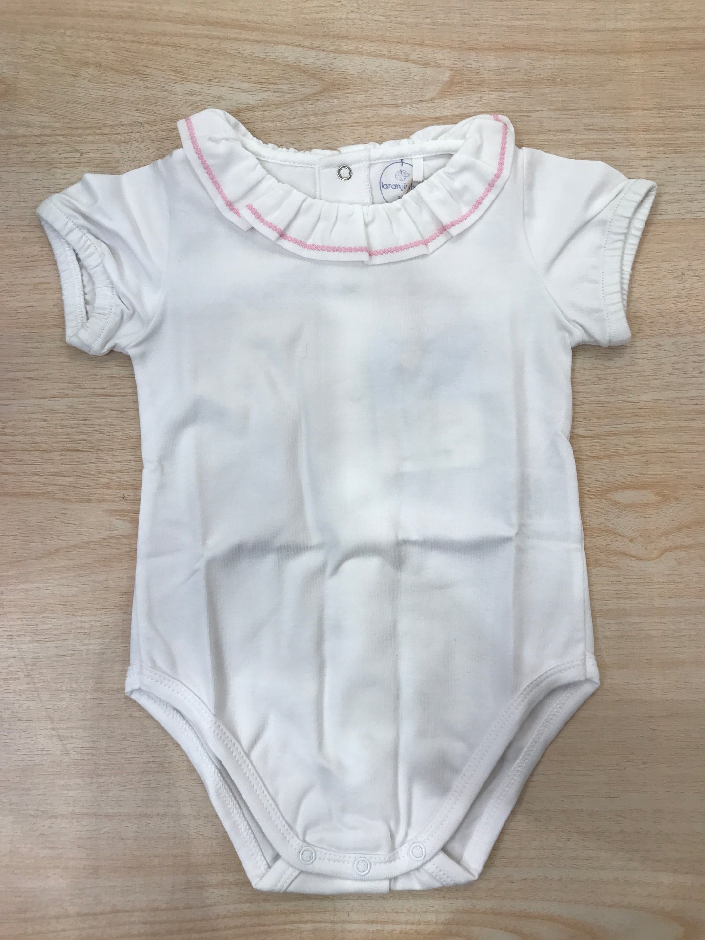 Body Laranjinha in cotone bianco mezza manica con collo con rusche rifinita in rosa