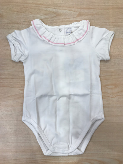 Body Laranjinha in cotone bianco mezza manica con collo con rusche rifinita in rosa