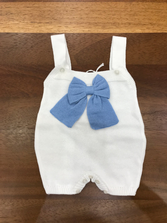 Salopette Baby Lord in filo bianco on bretelle con fiocco applicato sul petto in celeste