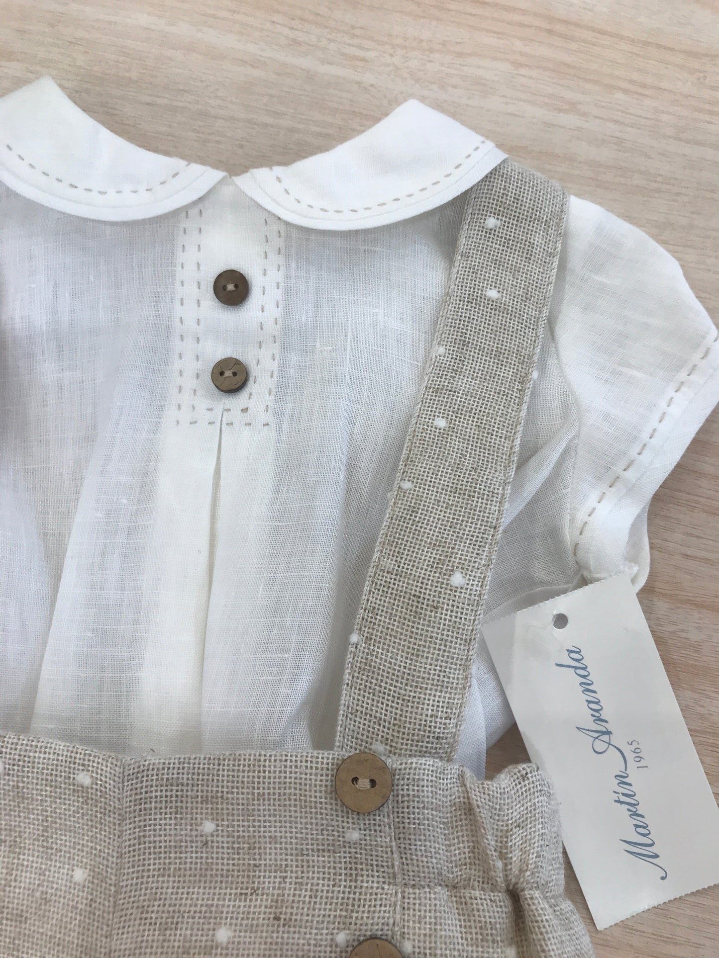 Completo Martin Aranda con camicia mezza manica in lino con salopette con bretelle tortora con pois bianchi