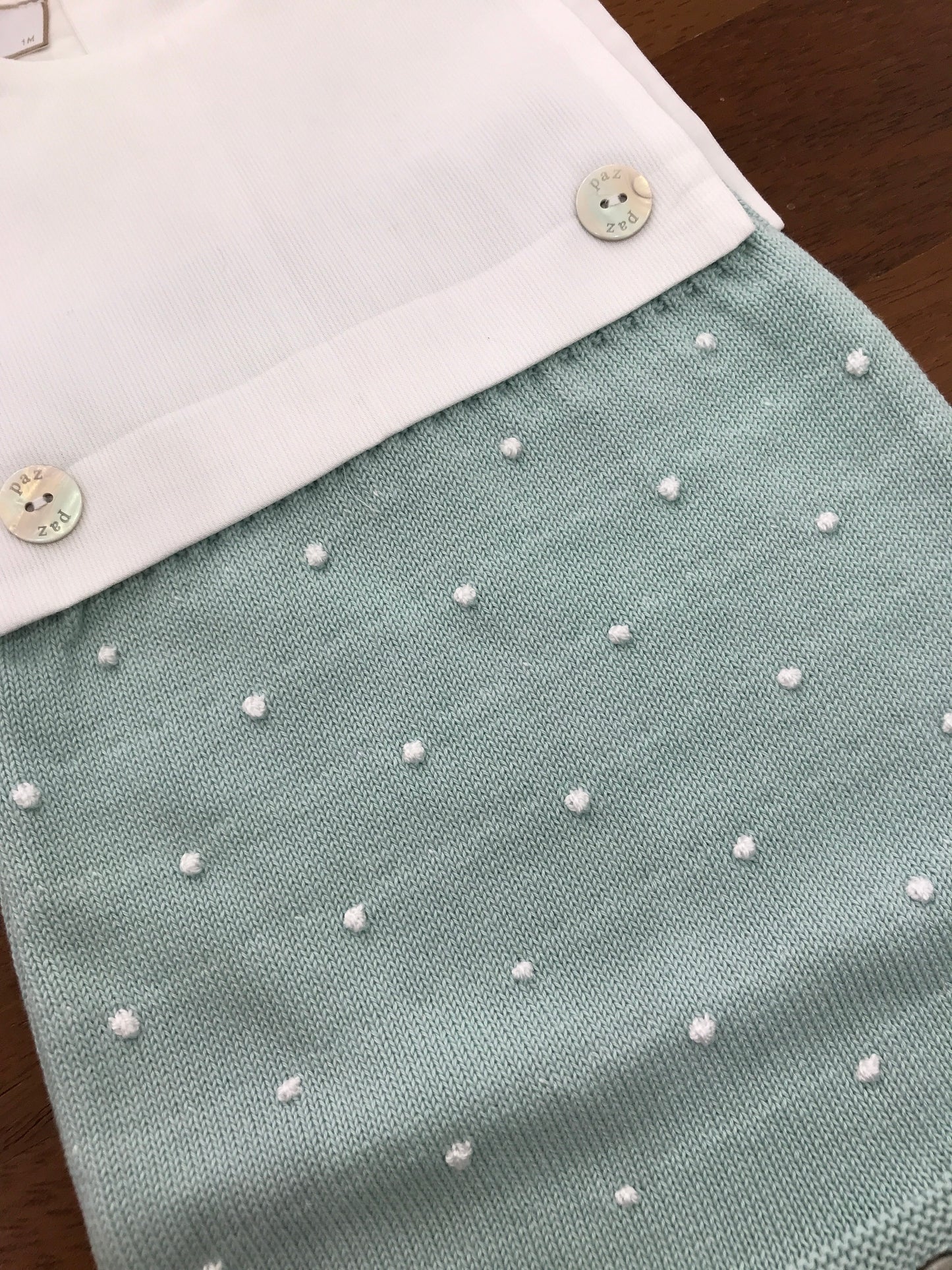 Pagliaccetto Paz Rodriguez in cotone il sopra bianco il sotto in filo verde con pois bianchi con bottoncini madreperla che uniscono il sopra e sotto