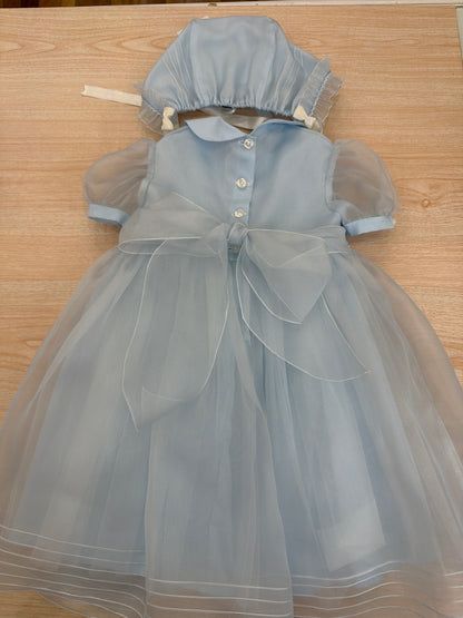 Abito Piccola Giuggiola in organza in seta celeste mezza manica con lavorazione di punto smock e lavorazione di fiori con cuffietta abbinata