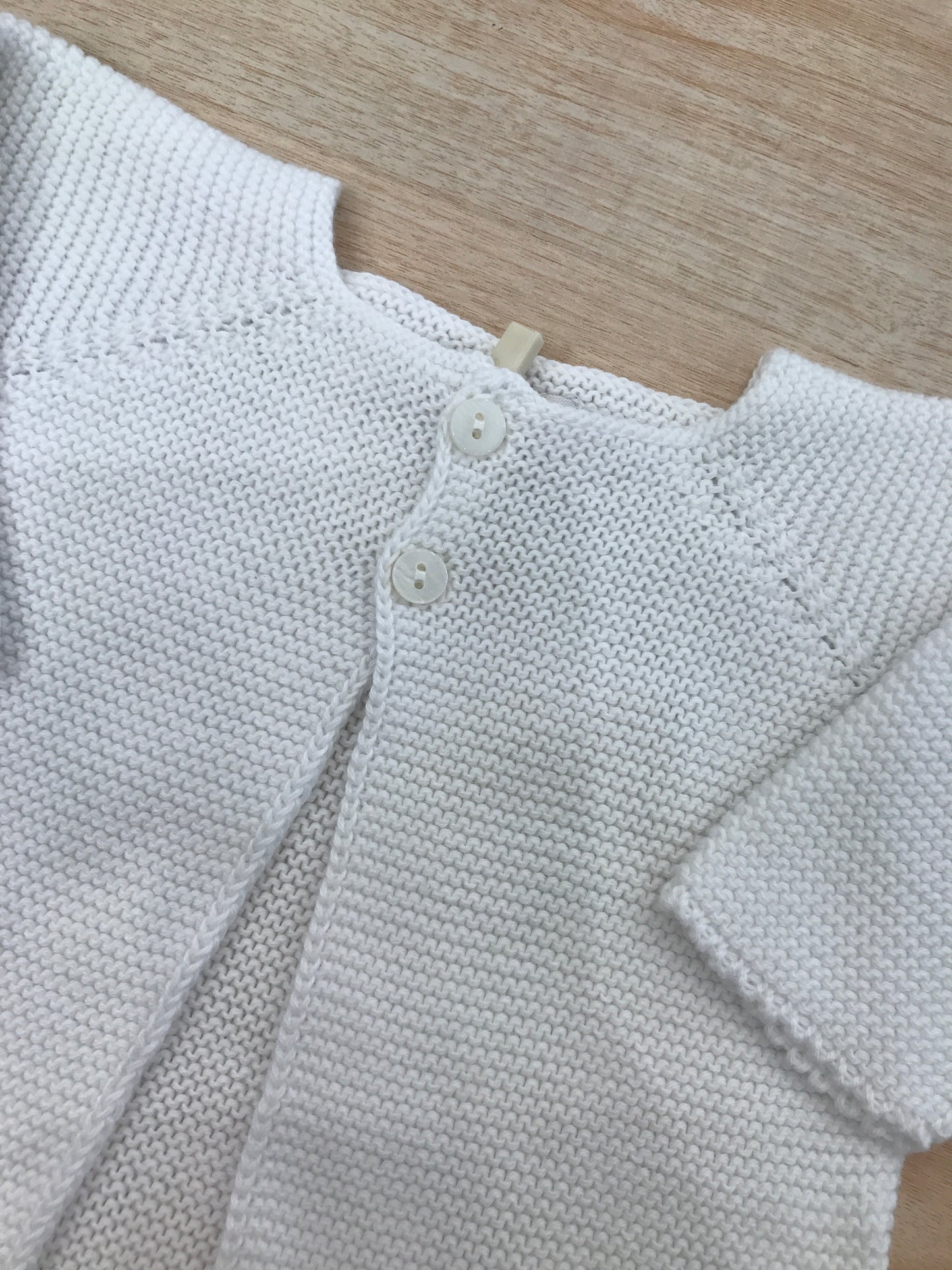 Cardigan PCS bianca manica lunga con due piccoli bottoni sul davanti