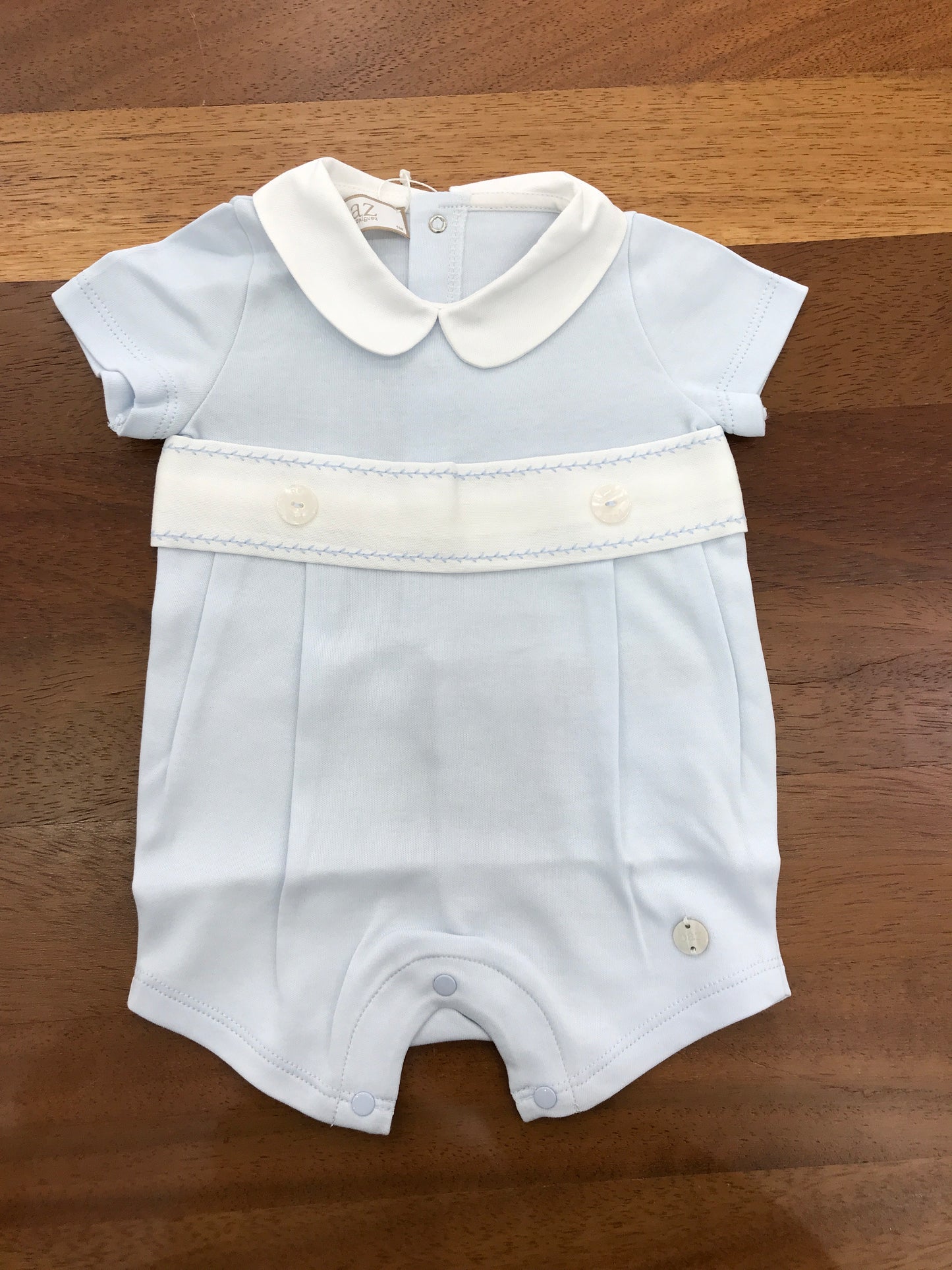 Pagliaccetto Paz Rodriguez in cotone celeste mezza manica collo tondo bianco fascia in vita bianca