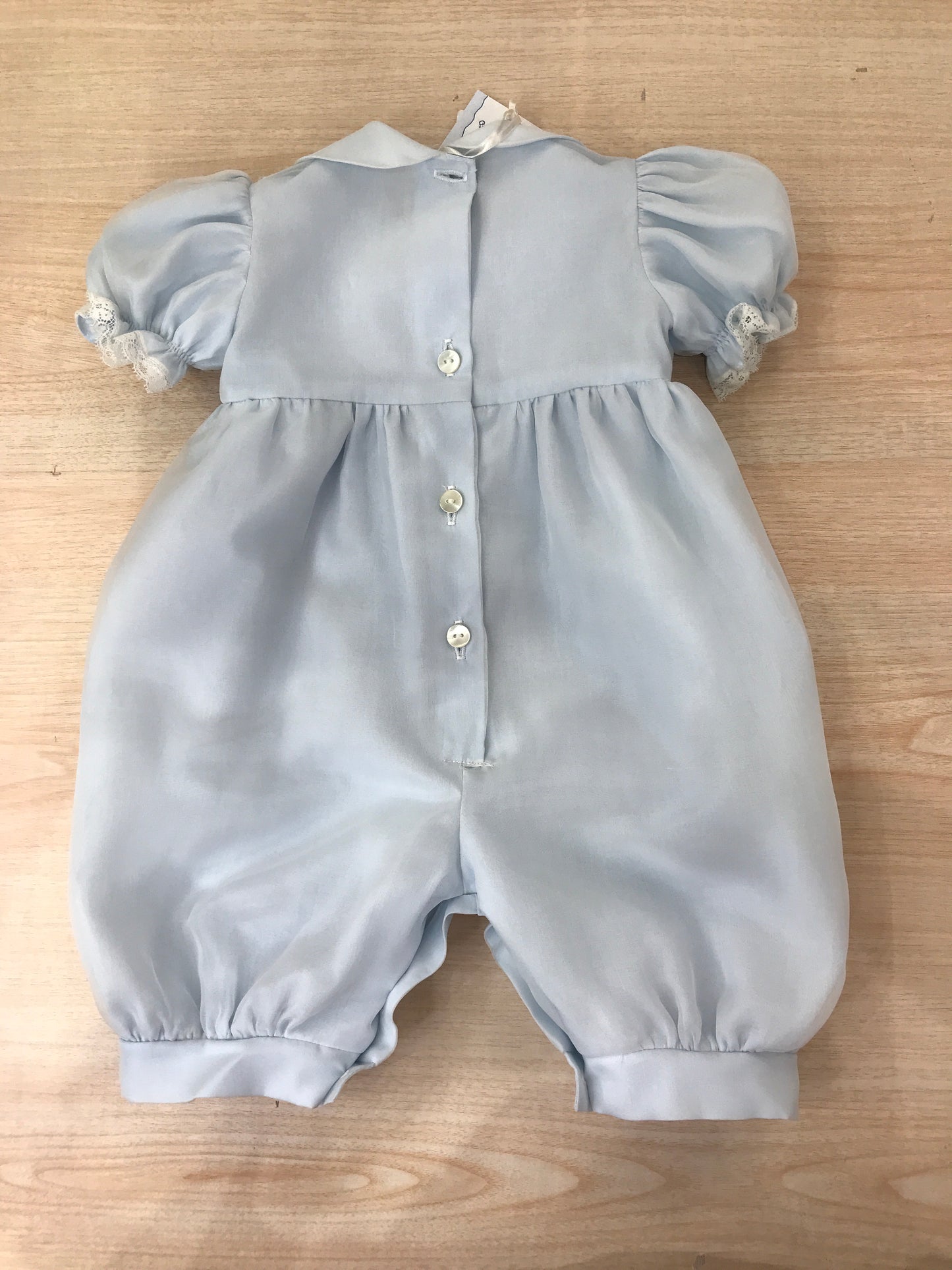 Pagliaccetto Piccola Giuggiola in organza in seta mezza manica a sbuffo con applicazione di valancienne e bavettone rifinito in valancienne