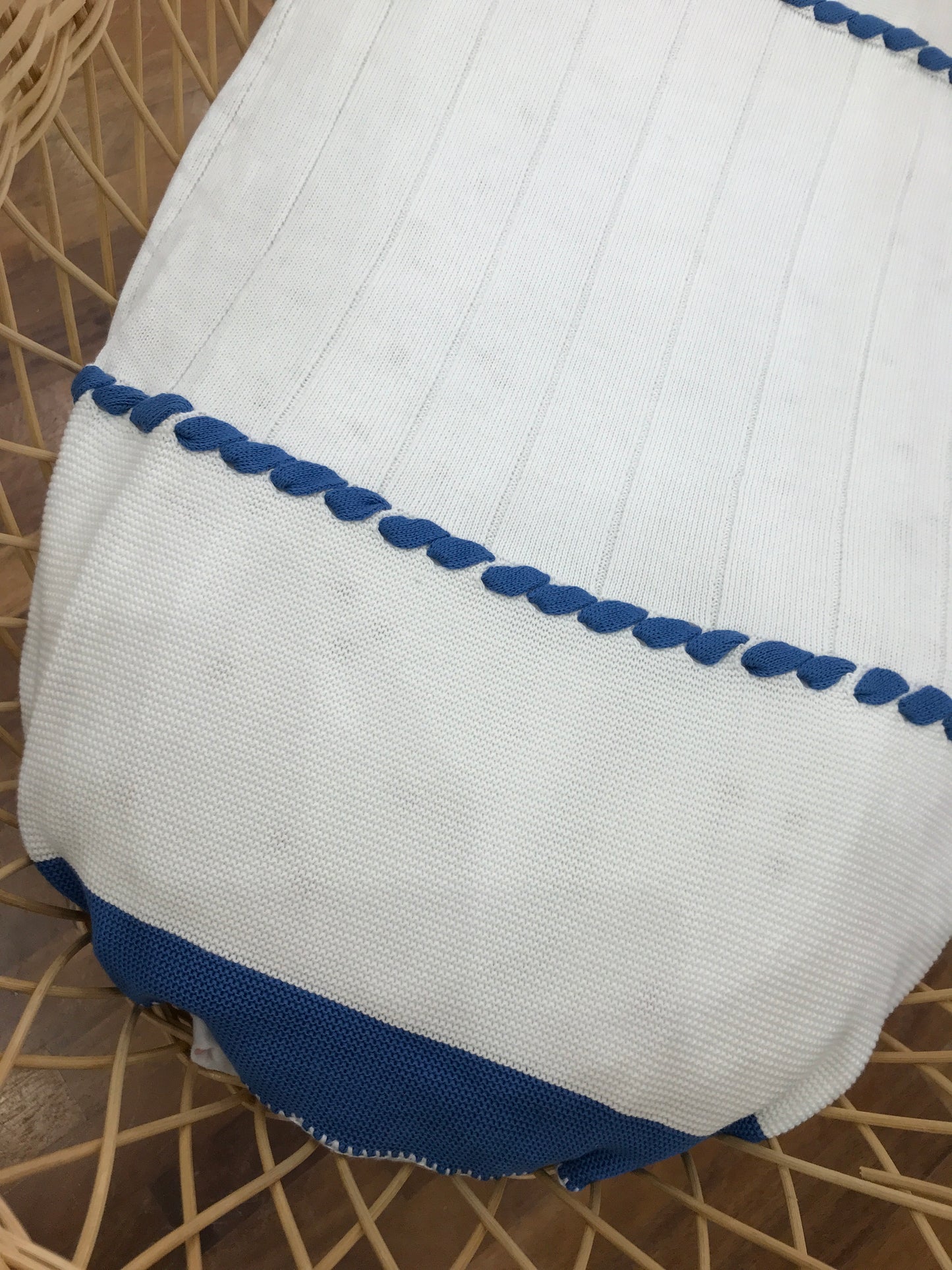 Coperta Bebè di Almy in filo bianca con bordo bluette e passanastro