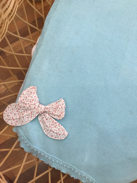 Coperta Paz Rodriguez turchese con fiocchetto laterale floreale