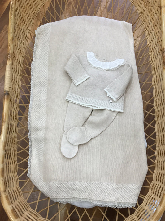 Coordinato nascita Martin Aranda infilo beige coperta con valancienne tutina due pezzi con collo con rusche
