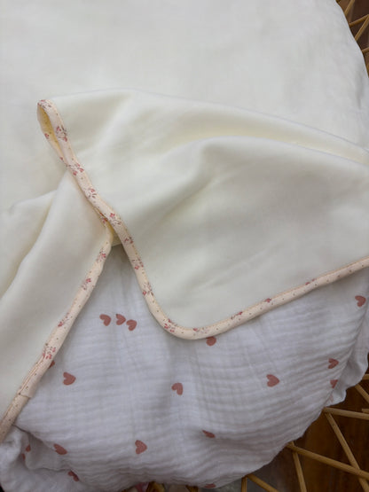 Coperta Baby Gi in ciniglia panna con fascia floreale e fiocchetto