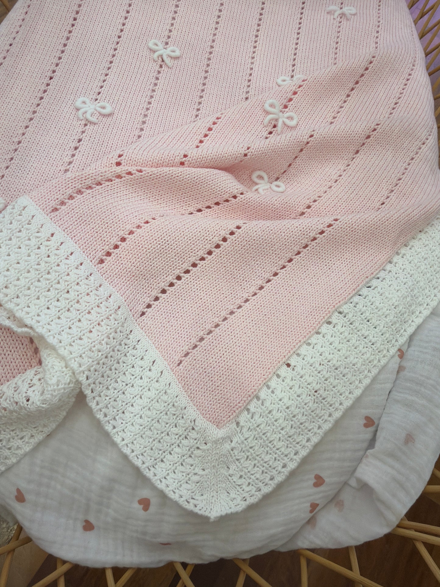 Coperta Bebè di Almy in filo di cotone rosa traforata con bordo in bianco con nodi d'amore in bianco