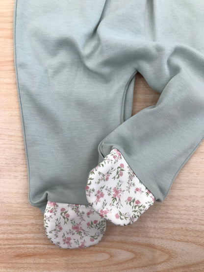 Tutina Baby Gi in cotone manica lunga gamba lunga con piedini decorati con fiori collo con doppia rusche a quadretti e floreale