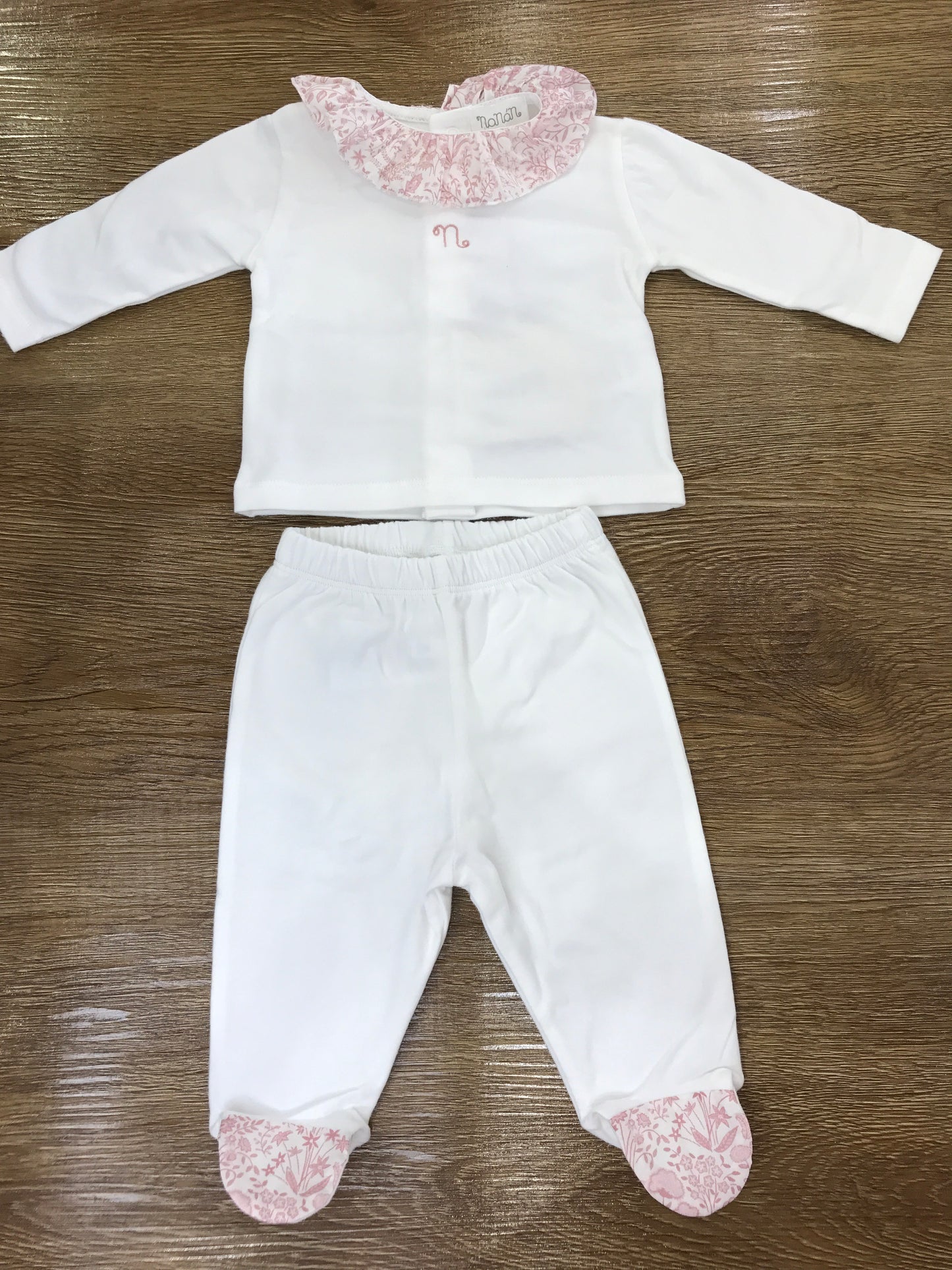 Tutina Nanan due pezzi in caldo cotone con piedini e rusche al colletto con fiori rosa e cappello panna abbinato