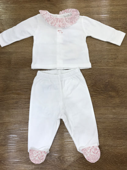 Tutina Nanan due pezzi in caldo cotone con piedini e rusche al colletto con fiori rosa e cappello panna abbinato