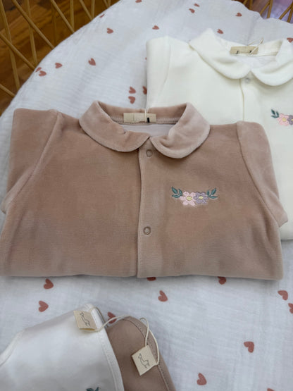 Coordinato nascita Baby Gi in ciniglia con piccole camelie ricamate