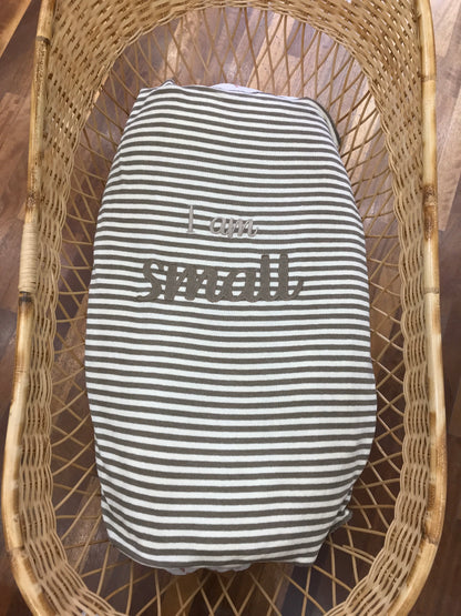 Coperta Nanan in filo a righe beige e gialle con scritta "i'am small" al centro