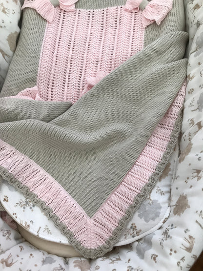 Coperta Bebè di Almy in filo dal fondo tortora rifinito in rosa con al centro riquadro rosa con fiocchetti