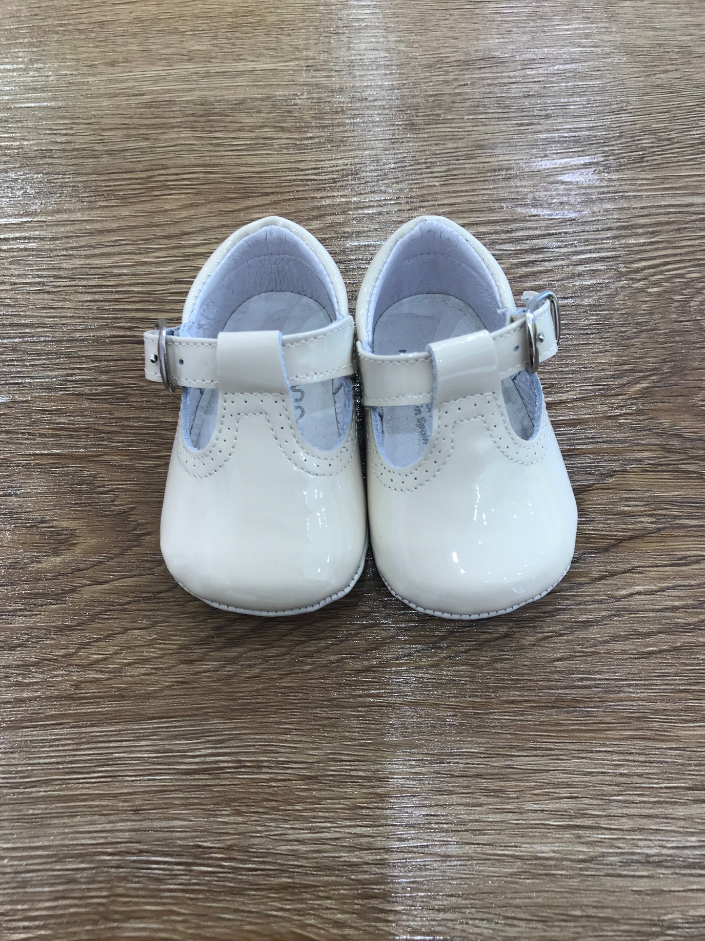 Scarpe Tinny Shoes in vernice con occhielli e cinturino