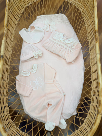 Coordinato Baby Gi in ciniglia rosa pesca con fiocchetti punto smock e fiorellini