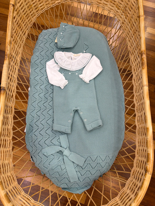 Coordinato Nascita PCS in lana verde coperta traforata con rusche e pois bianchi con salopette cuffietta e body