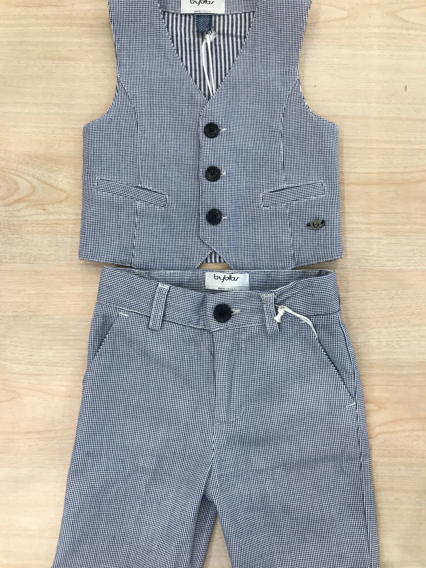 Completo Byblos gilet con bermuda a righe bianche e blu con tasche e bottoncini