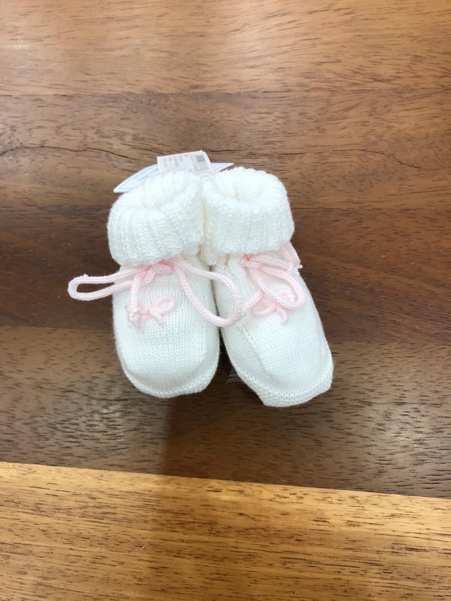 Babbucce  Bebè di almy in filo bianche con fiocco ricamato rosa sul davanti