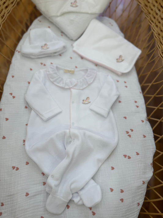 Coordinato nascita Baby Gi in ciniglia con ricami rosa e cavallo a dondolo