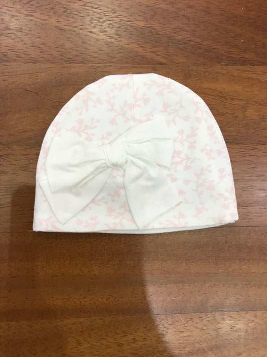 Cappello Le Bebè in cotone bianco con fiori rosa e fiocco centrale bianco sul davanti