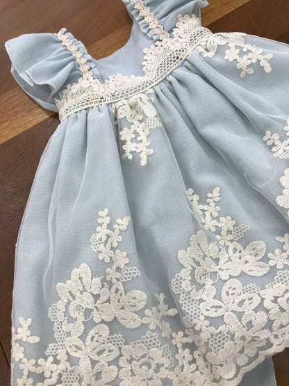 Abito Lilus in cotone smanicato con rusche lavorazione di pizzo su spalline e corpetto gonnellone lavorato da pizzo sul retro elegante fiocco