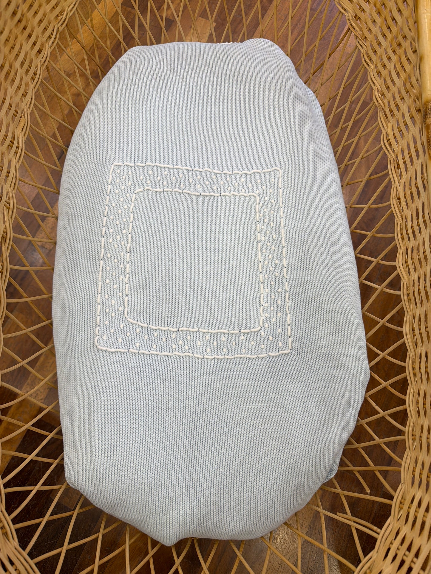 Coperta Colibrì in filo celeste con riquadro ricamato in bianco centrale e pois