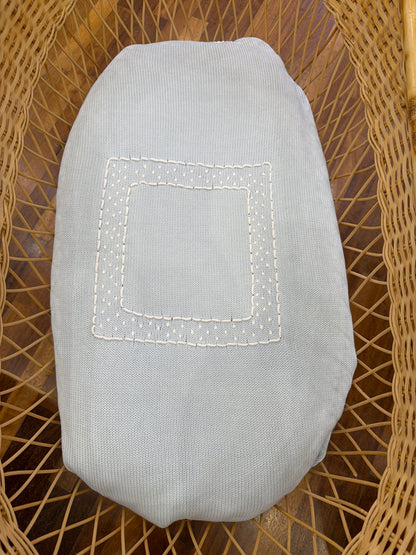 Coperta Colibrì in filo celeste con riquadro ricamato in bianco centrale e pois