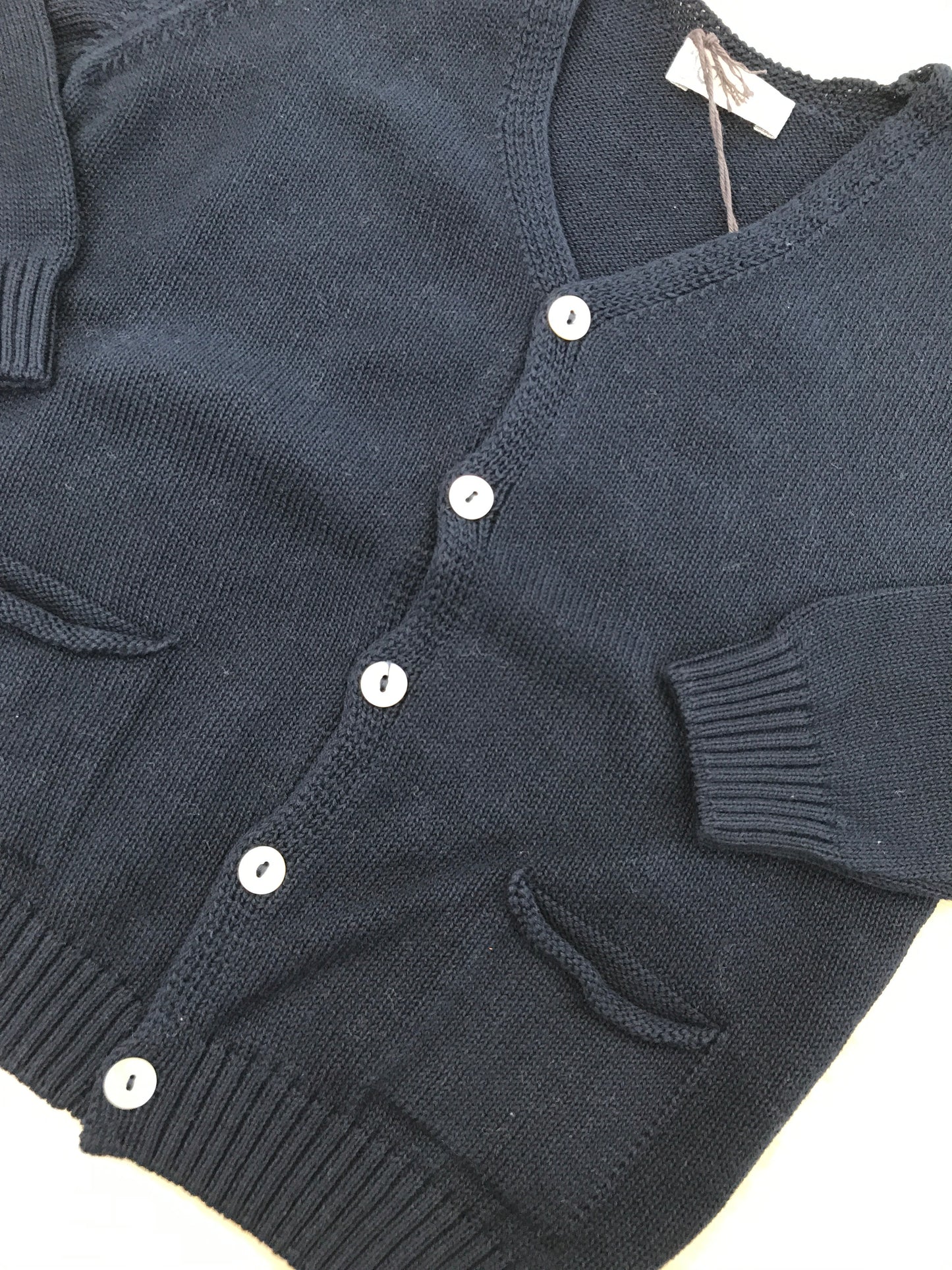 Cardigan Jo Milano in filo blu scuro con bottoncini sul davanti