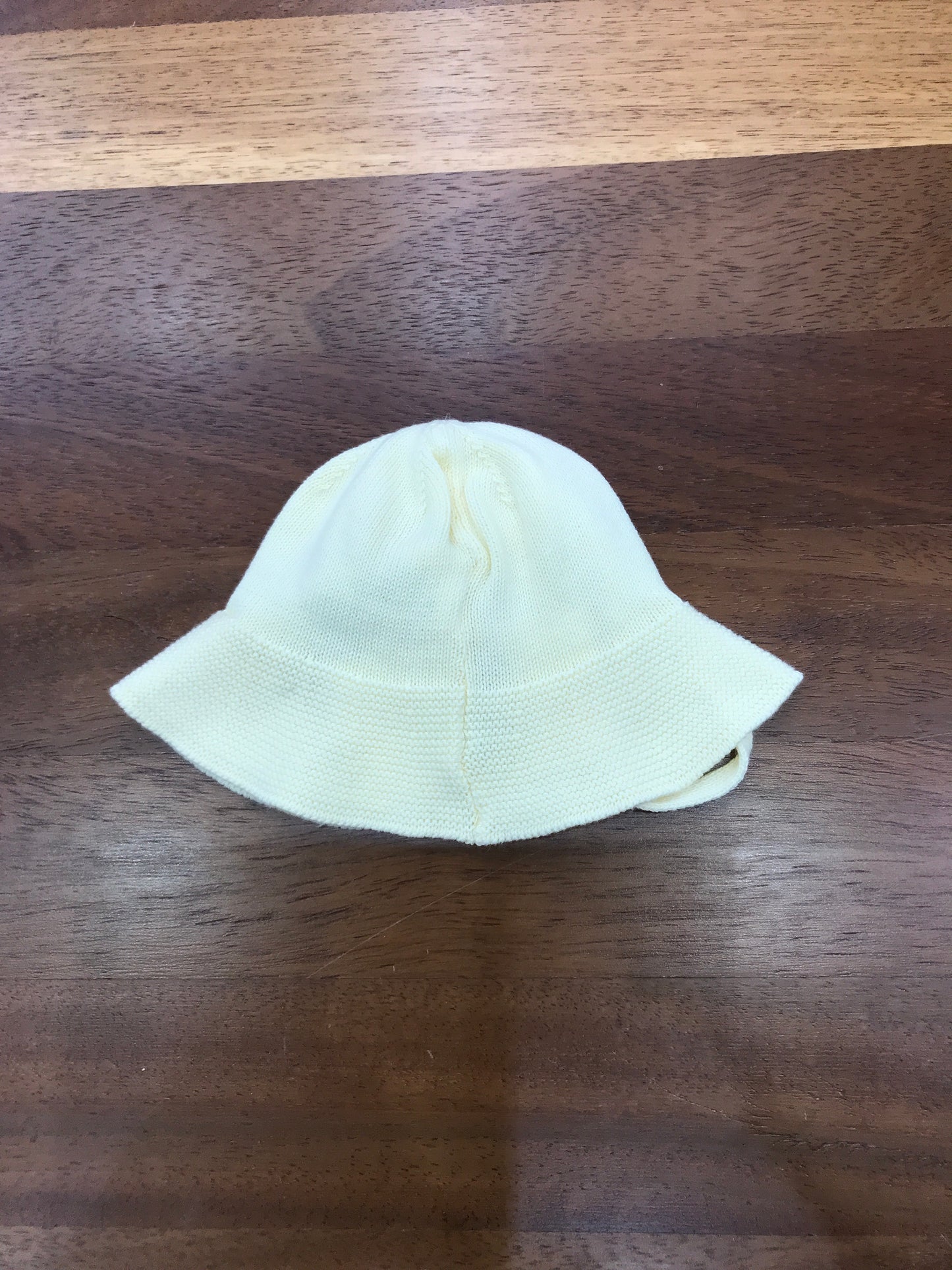 Cappello Paz Rodriguez in filo giallo bordo smerlato con laccetti sotto collo