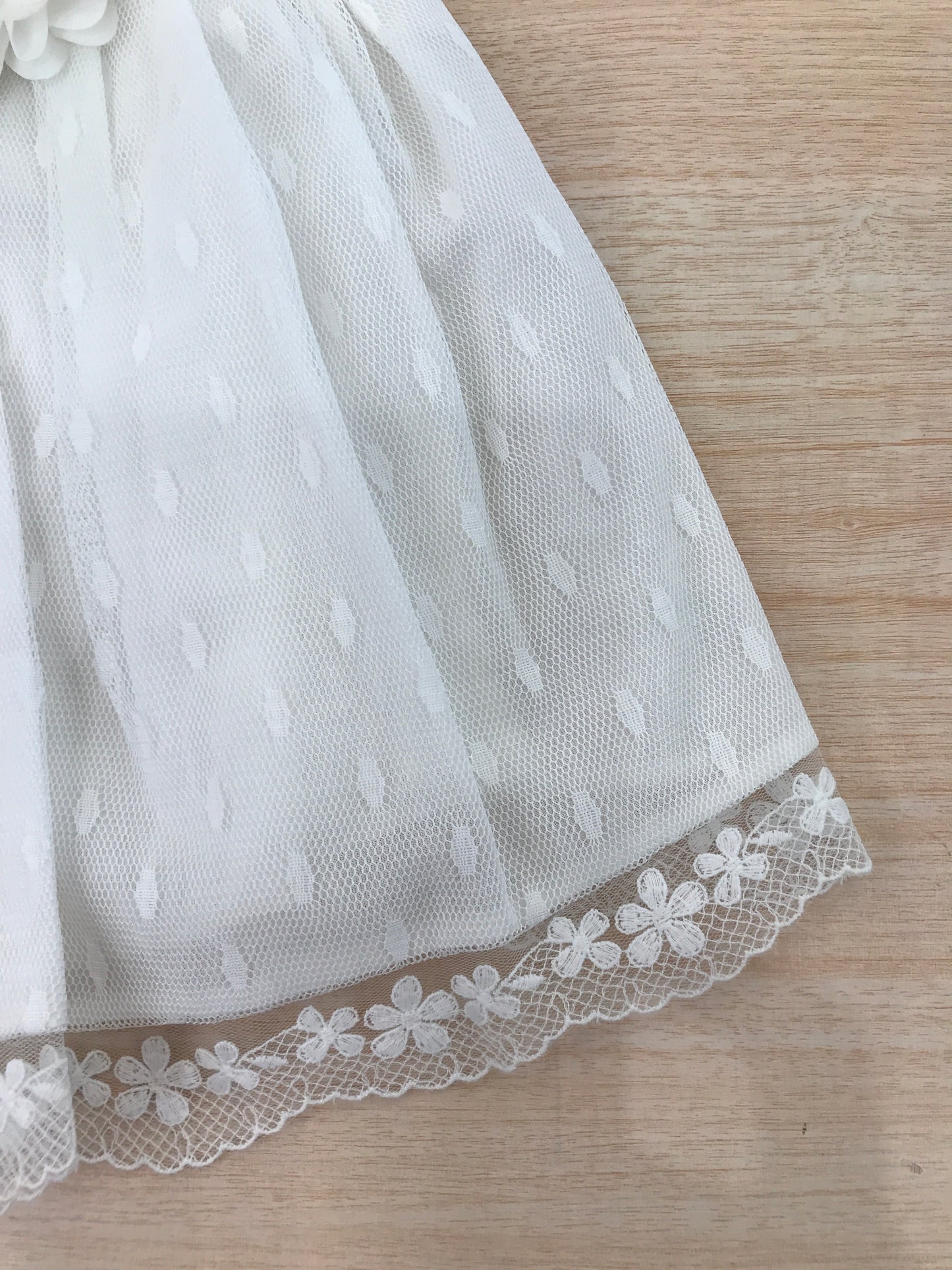 Abito Paz Rodriguez in cotone smanicato con rusche con rifinitura in tulle e fiore sul davanti laterale