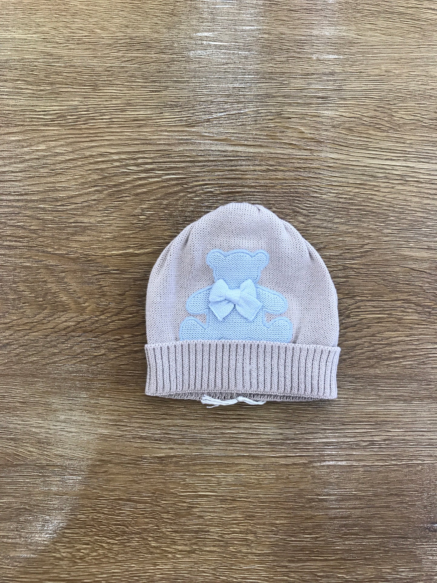 Cappello Baby Lord  in filo tortora con orsetto celeste e fiocchetto