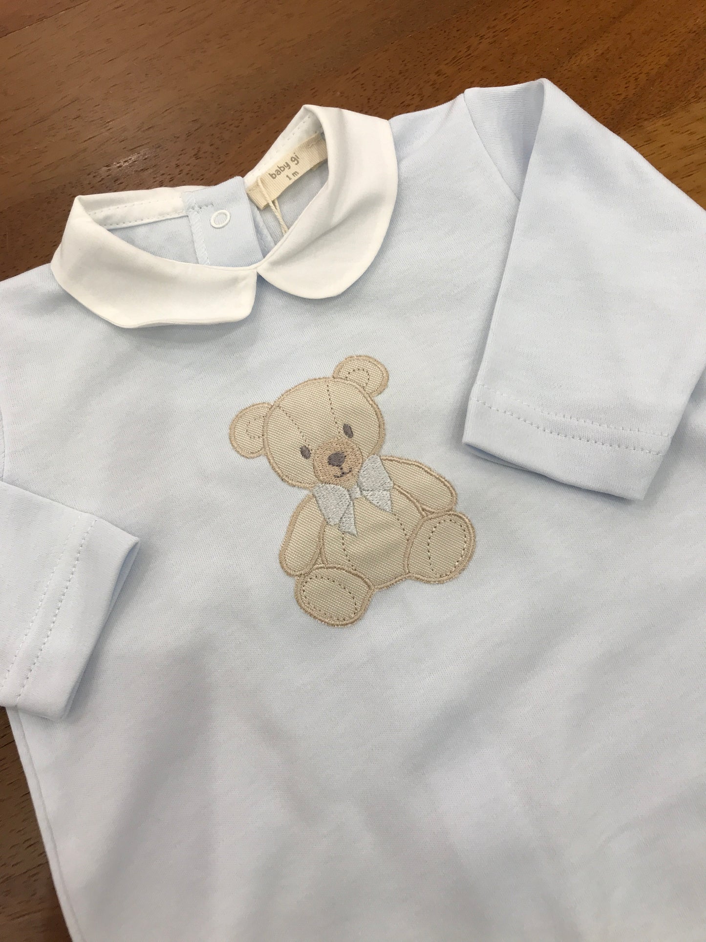 Tutina Baby Gi in cotone celeste manica lunga gamba lunga con piedini con orsetto ricamato al centro