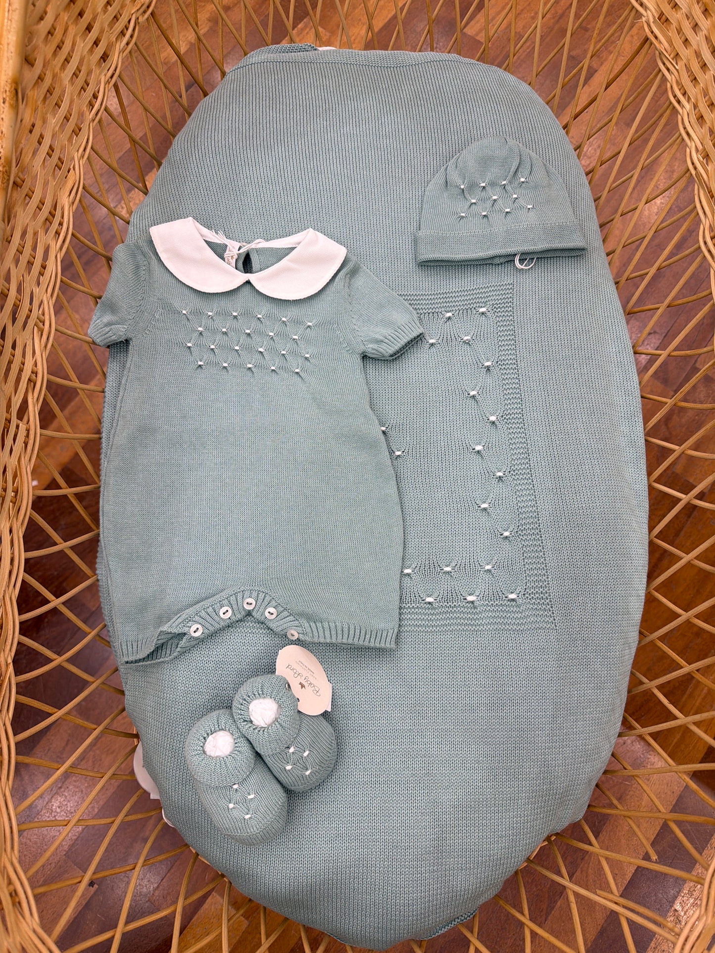 Coordinato Nascita Baby Lord in filo verde con coperta pagliaccetto cappello e  babbucce con lavorazione di punto smock bianco