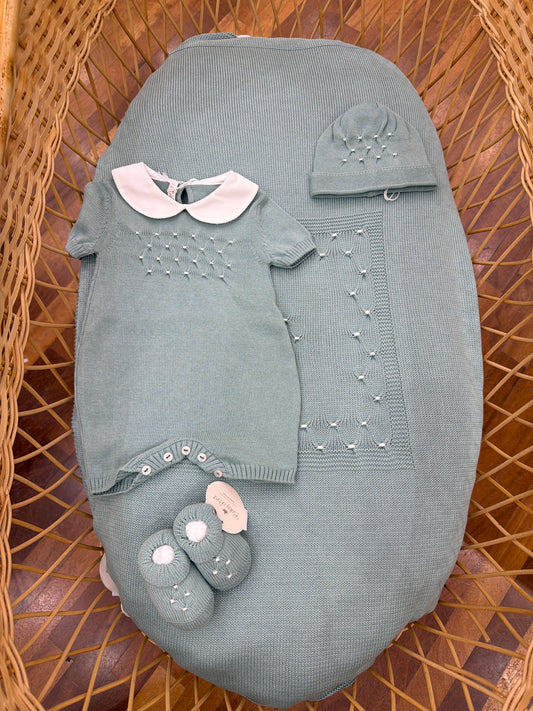 Coordinato Nascita Baby Lord in filo verde con coperta pagliaccetto cappello e  babbucce con lavorazione di punto smock bianco