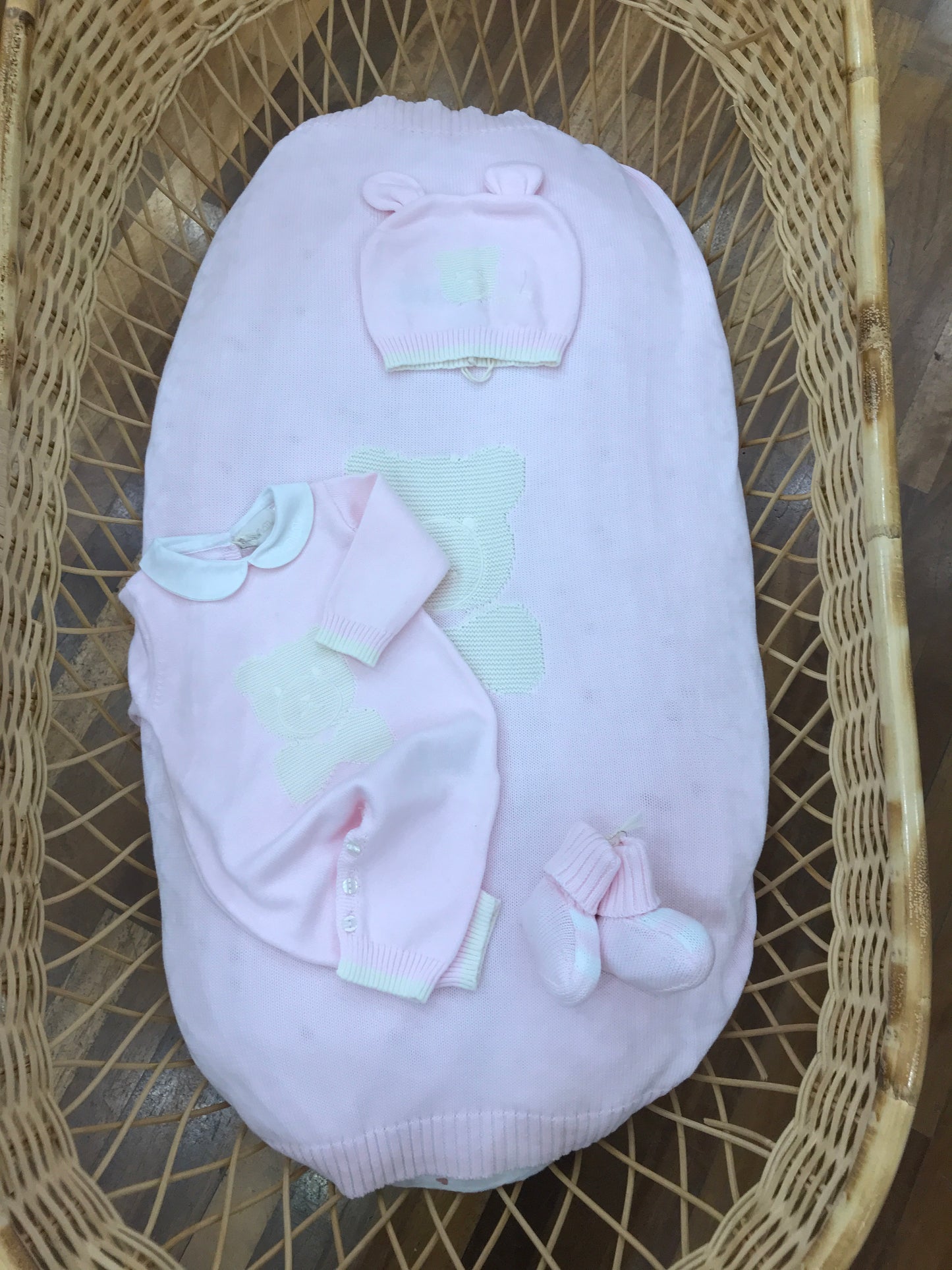 Coordinato nascita Nanan in filo rosa con orsetti beige coperta tutina cappello e babbucce abbinati