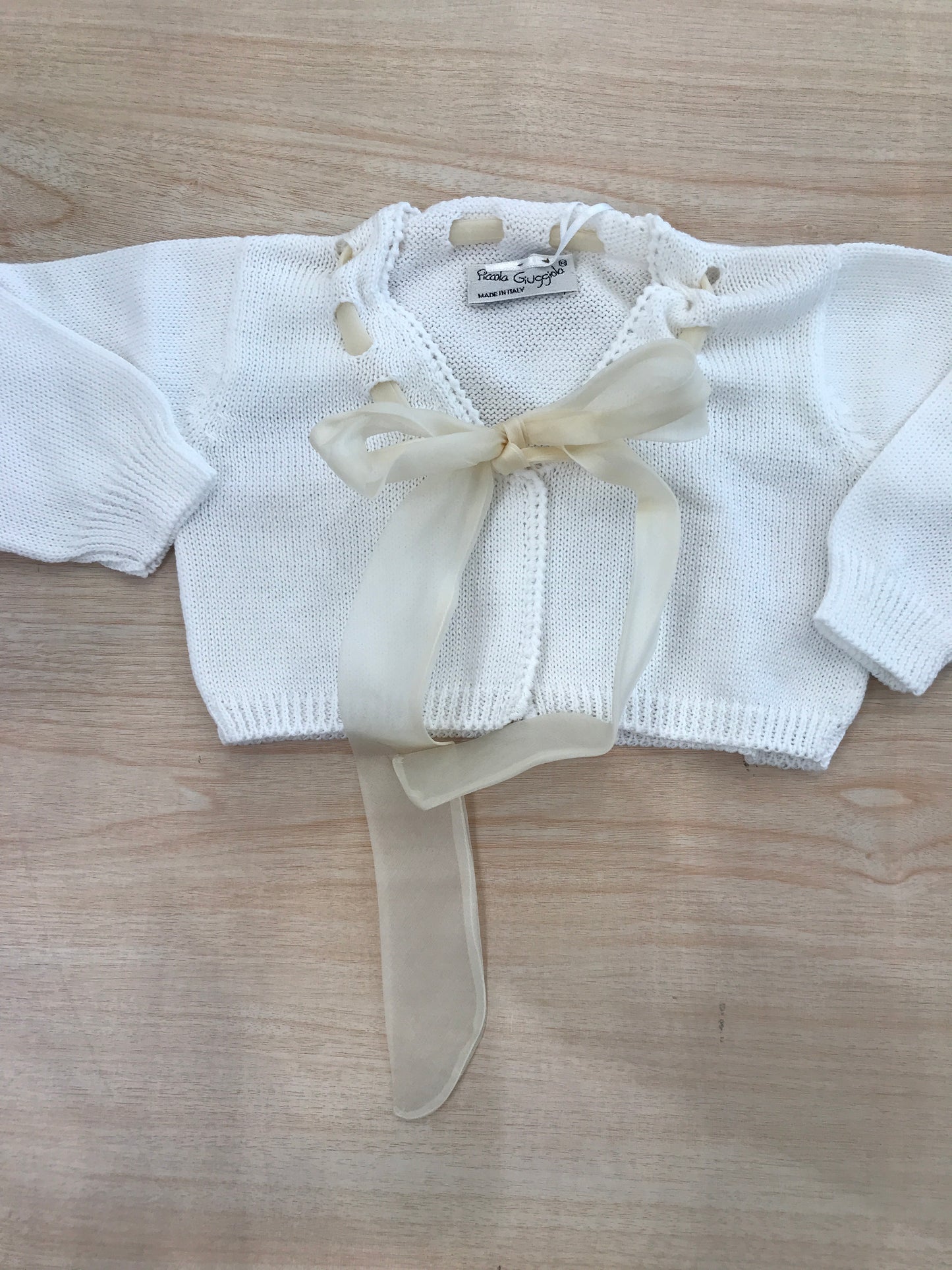 Cardigan Piccola Giuggiola in filo bianco con laccio panna