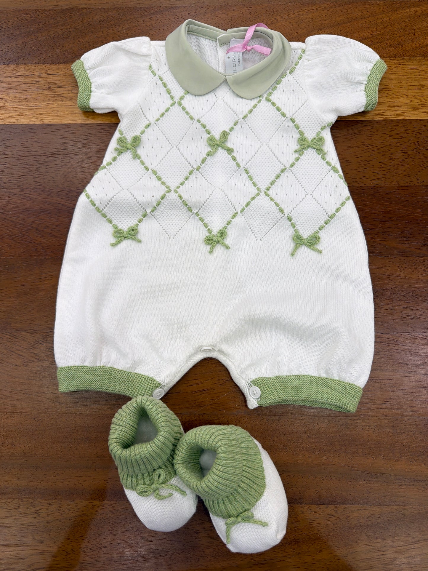 Pagliaccetto Colori Chiari in filo di cotone corto bianco e verde con ricami e motivo a rombi