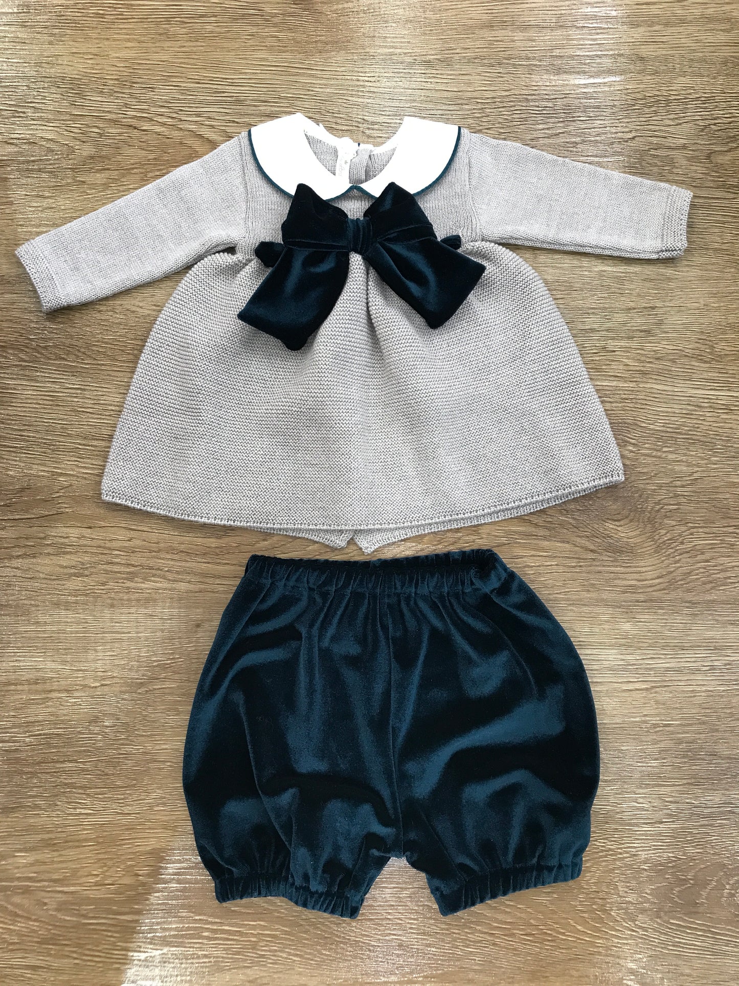 Tutina Baby Lord in lana due pezzi pantalone in velluto verde e dettaglio di fiocco in velluto sul davanti