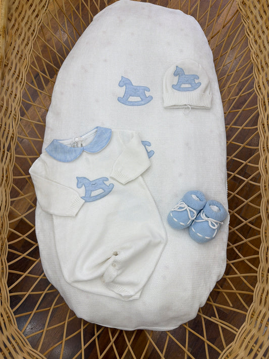 Coordinato nascita Baby Lord in filo bianco con cavallo a dondolo celeste su coperta tutina e cappellino abbinate babbucce celesti e bianche