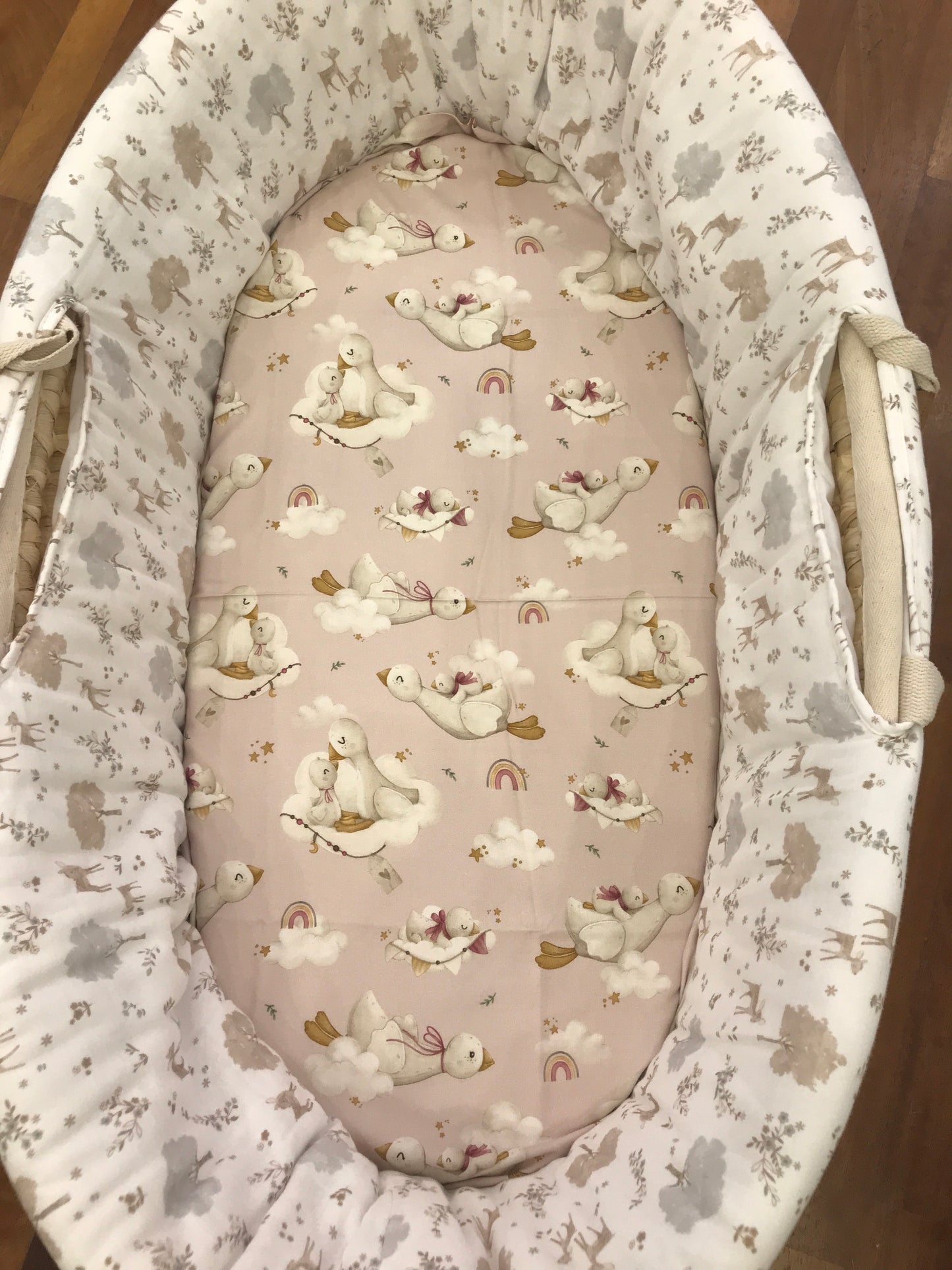 Mussola Nannafrufrù in cotone di bamboo dal fondo rosa con piccole oche
