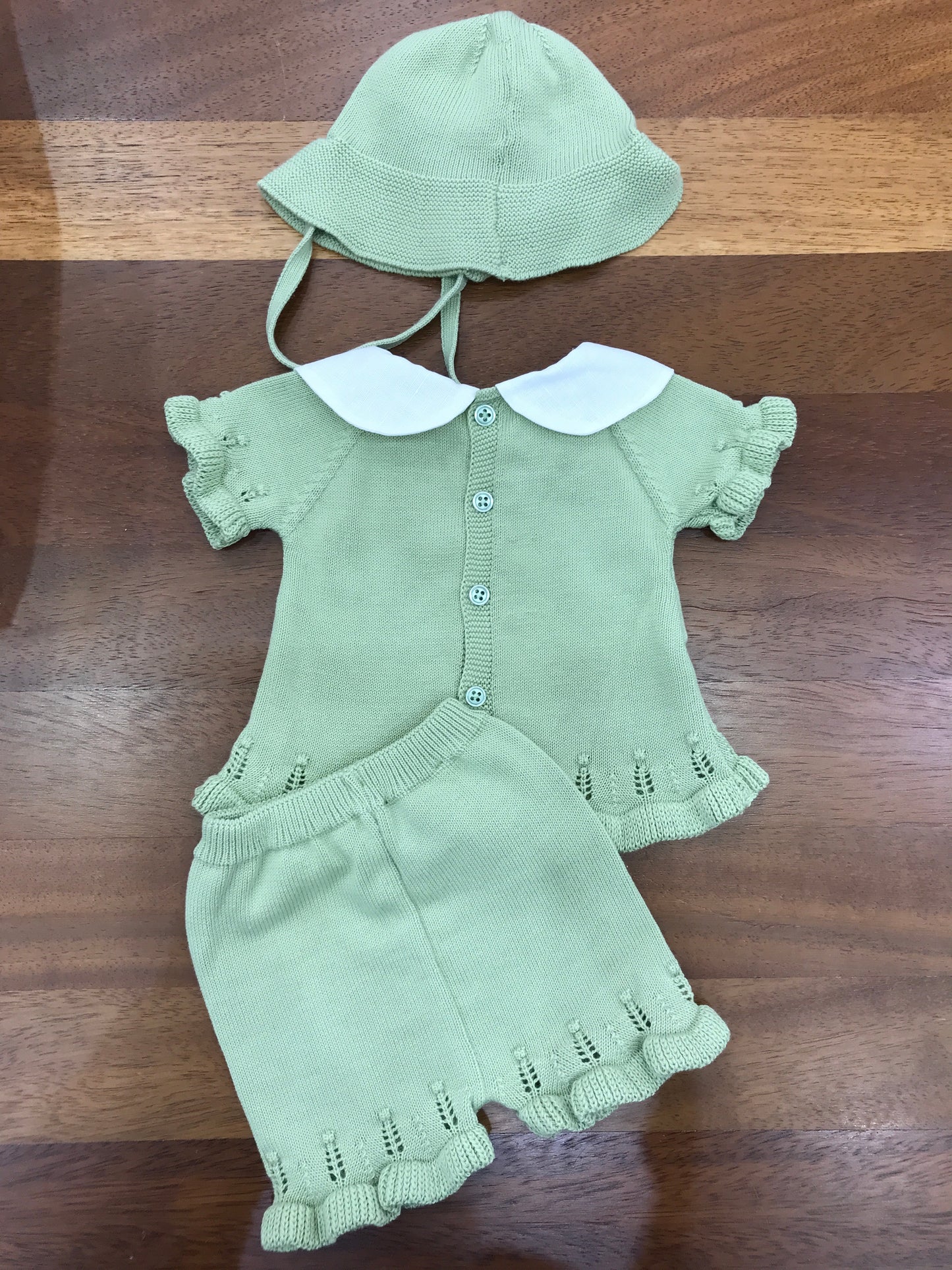 Completo Paz Rodriguez in filo verde due pezzi pantaloncino smerlato mezza manica colletto smerlato in lino bianco con fiori rosa e verdi con cuffia abbinata smerlata con laccetti