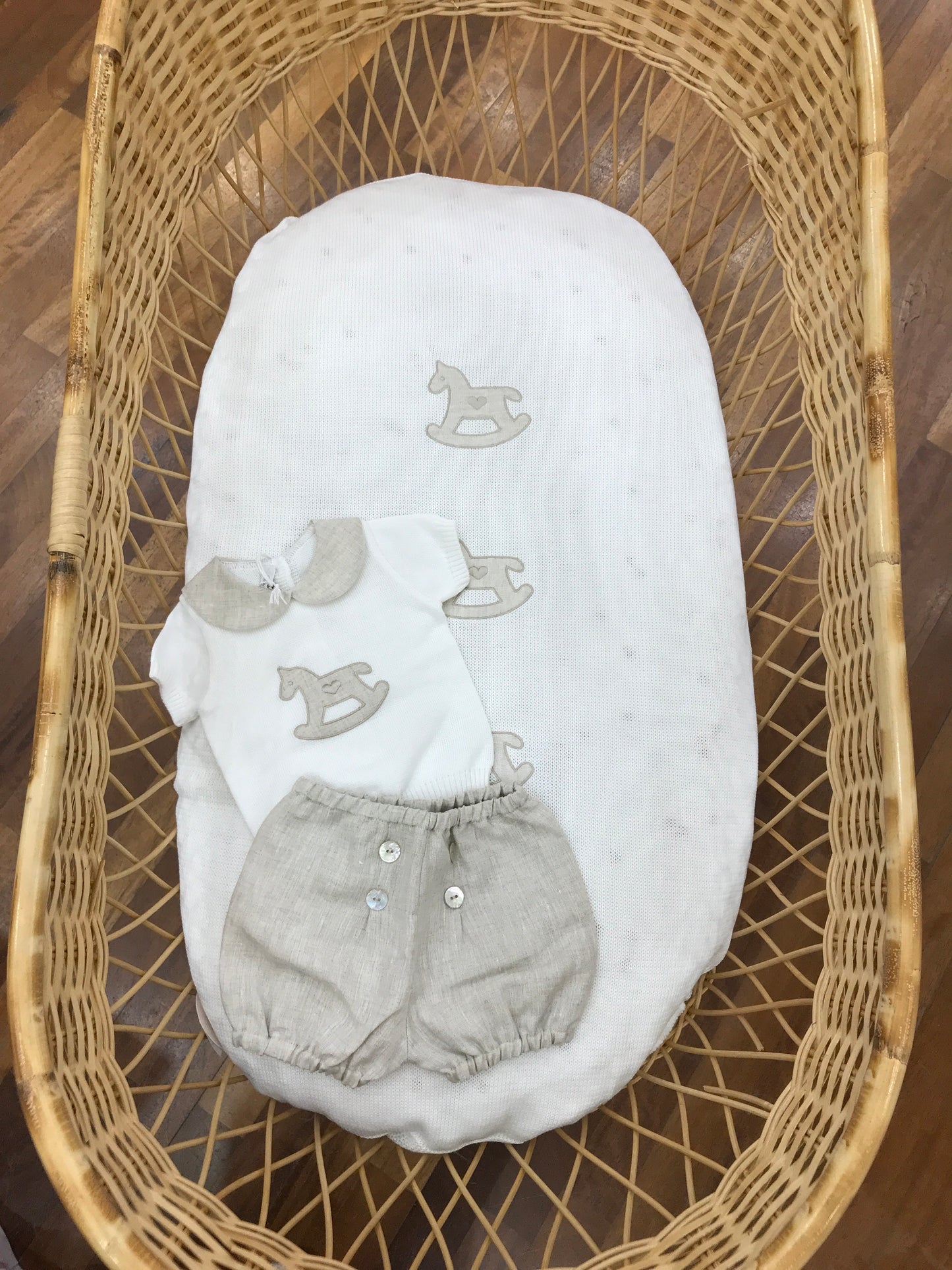 Coordinato nascita Baby Lord in filo bianco e tortora con cavallo dondolo su coperta e completino due pezzi