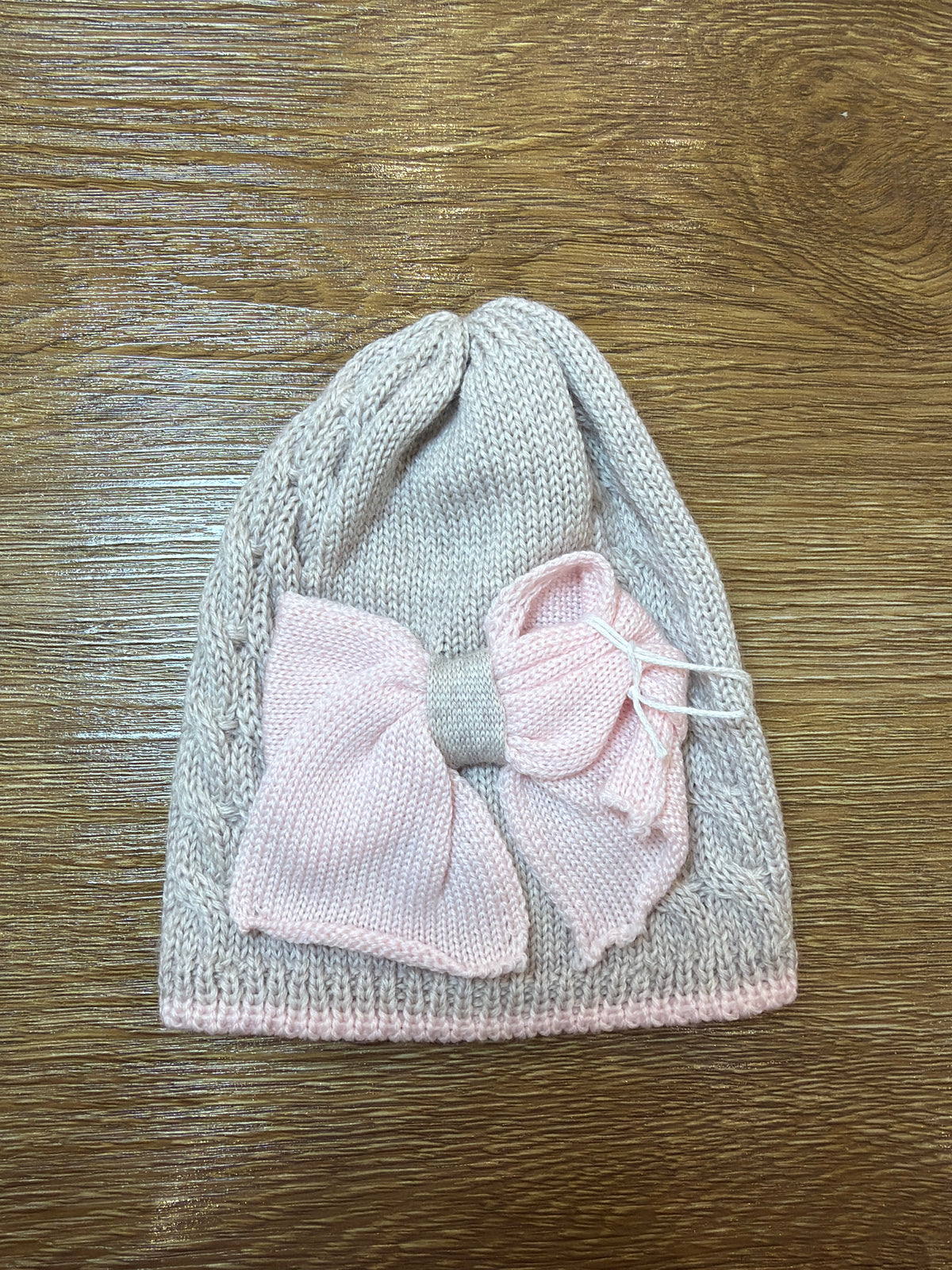 Cappello Bebè di Almy in lana tortora con profilo rosa con fiocco centrale