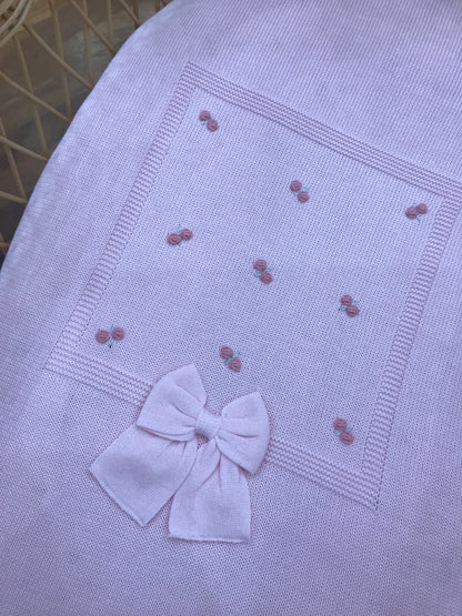 Coperta Baby Lord in filo rosa con rose corallo ricamate a mano con fiocco applicato sul davanti