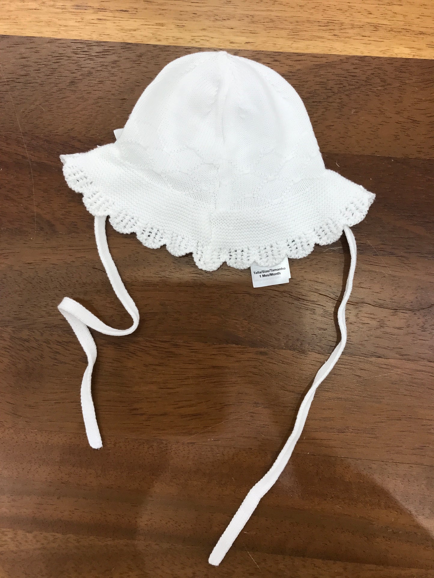 Cappello Paz Rodriguez in filo bianco con smerlo al bordo